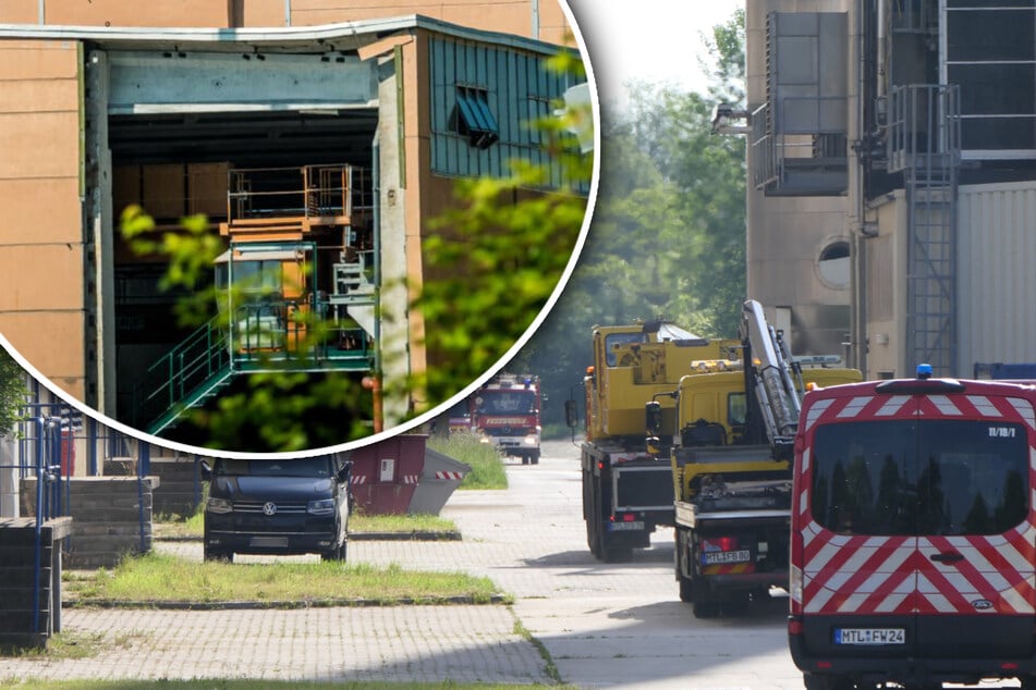 Lkw fährt mit aufgeklappter Kippmulde durch Tor: Mann stirbt bei Arbeits-Unfall