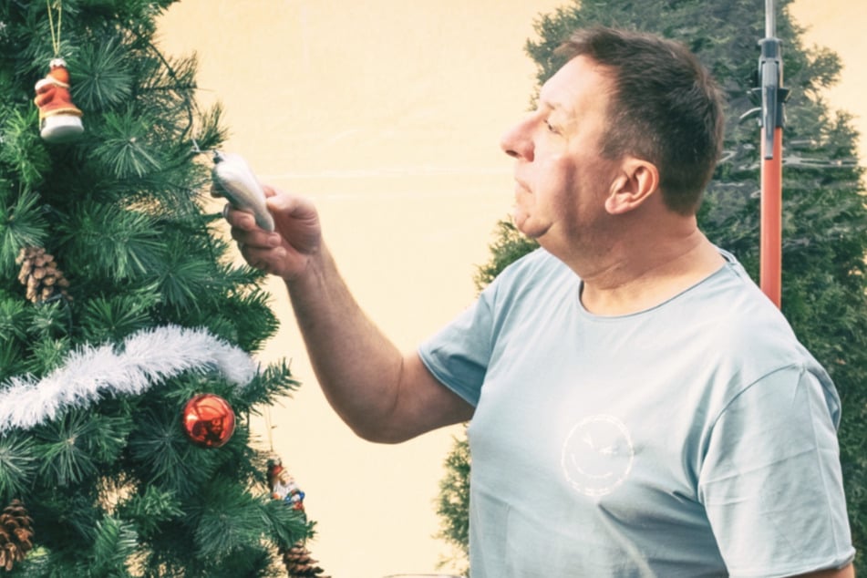 Thomas Böttcher schmückt im "Key Largo"-T-Shirt den Weihnachtsbaum.