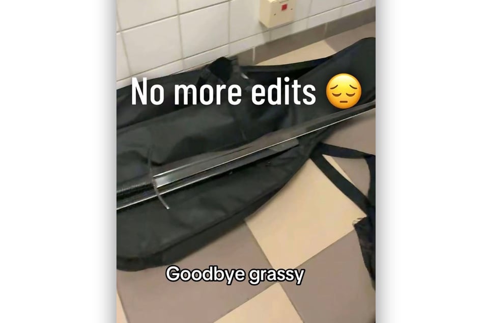 Auf einem mittlerweile gesperrten TikTok-Konto war ein Schwert zu sehen. Ob es sich dabei um die Waffe des 18-Jährigen handelt, ist bislang nicht offiziell bestätigt.