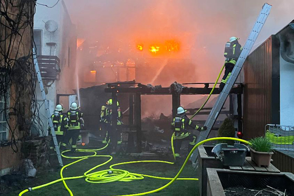Die Feuerwehrleute haben aufgrund eines Großbrands in Hofkirchen im Landkreis Passau am Ostermontag alle Hände voll zu tun.