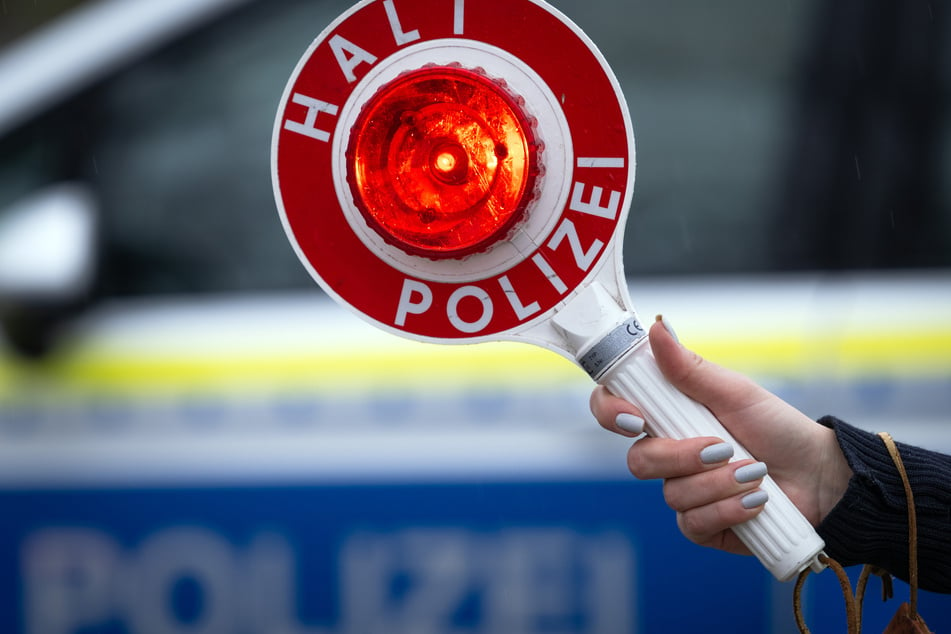 Beim Anblick eines Wohnwagens auf der A8 wurden die Polizisten schnell skeptisch. (Symbolbild)