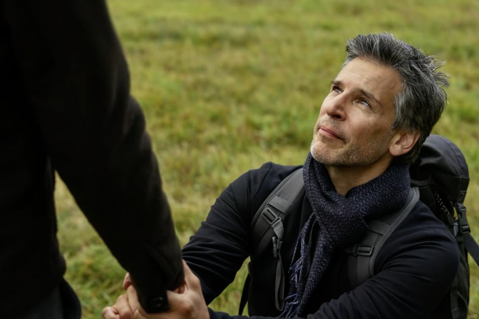 Richard (r.) setzt alles auf eine Karte und macht Julius (Jan Stapelfeldt, 43) überraschend einen Heiratsantrag!