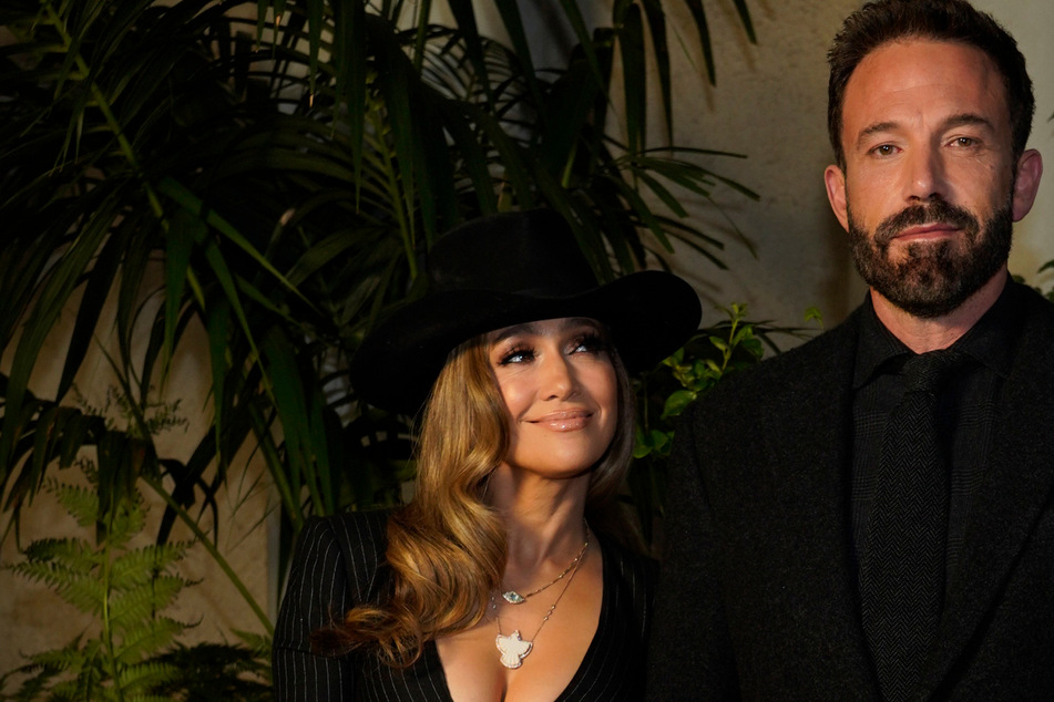 Jennifer Lopez (53) grinste ihren Ehemann Ben Affleck (50) immer wieder verliebt an.