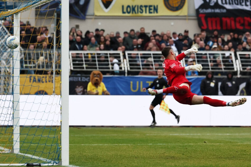 Andreas Naumann kann den Einschlag zum 1:0 für Aue nicht verhindern.