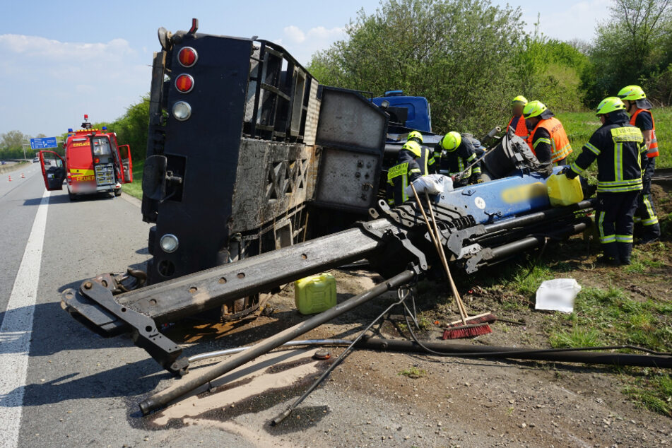 Kran bleibt an Autobahnbrücke hängen und kippt um TAG24