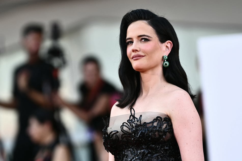 Die Schauspielerin Eva Green (45) erlitt während der Dreharbeiten zu der bekannten Netflix-Serie "Wednesday" eine Beinverletzung.