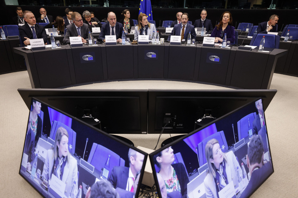Sie haben Eva Kaili bereits des Amtes enthoben: Roberta Metsola (43, mitte), Präsidentin des Europäischen Parlaments, traf sich für eine Sondersitzung mit den Fraktionsvorsitzenden.
