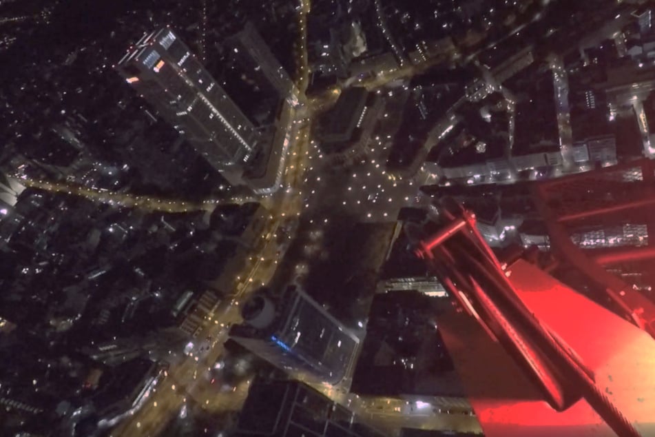 Spektakuläre Aussicht, aber hochgradig lebensmüde: Ein Kletterer erklomm in Frankfurt einen knapp 300 Meter hoch gelegenen Baukran.