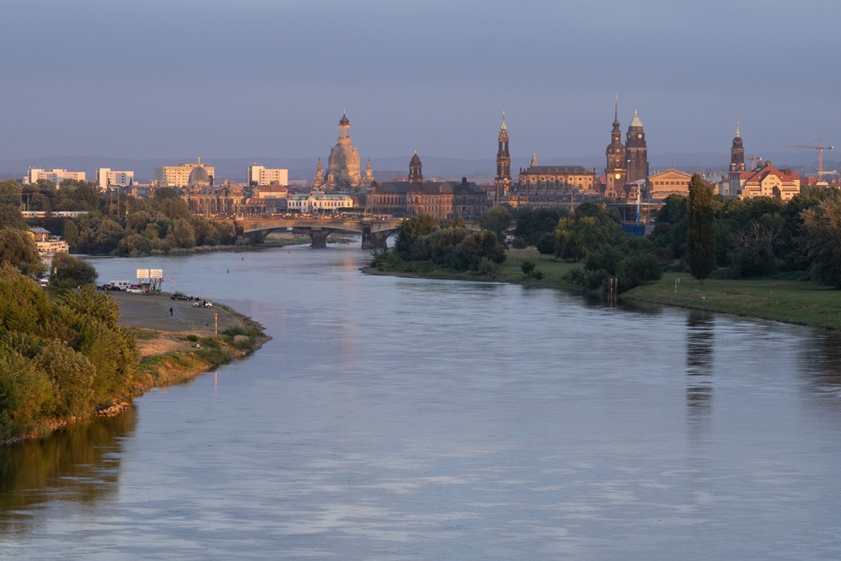 Dresden: Feuerwehreinsatz in Dresden: Vermisste Personen in der Elbe gesucht!