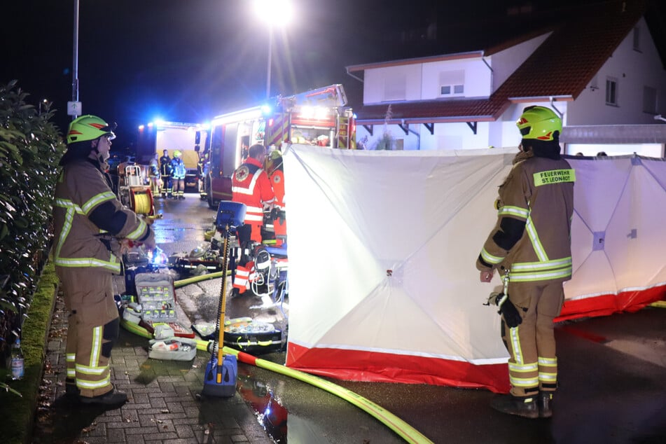 Sichtschutzwände vor Ort: Zwei Menschen sind bei einem Brand in St. Leon-Rot ums Leben gekommen. (Symbolfoto)