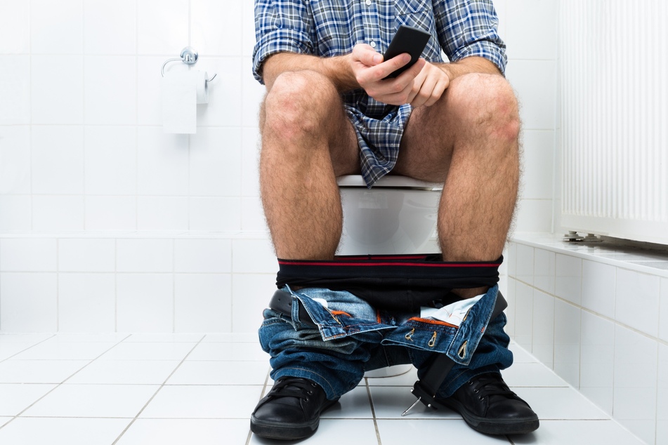 Viele Männer verbringen viel Zeit auf der Toilette.