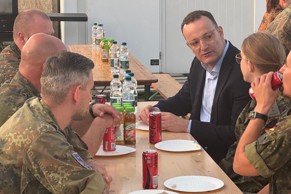 Unionsfraktionschef Jens Spahn (45) spricht mit deutschen Soldaten in Rzeszow, die dort mit zwei Patriot-Luftabwehrsystemen den Flughafen schützen.