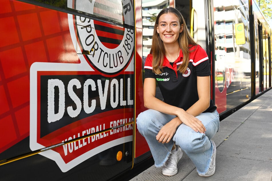 Sarah Straube (22) ist die neue Kapitänin des DSC. Sie wird ihr Team am Samstag gegen Aachen erstmals als verlängerter Arm von Trainer Alexander Waibl (56) aufs Feld führen.