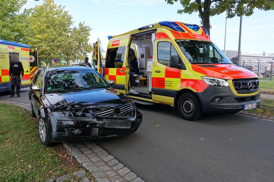Der Fahrer des VW Passat kam mit einem Schrecken davon - sein Auto hingegen erlitt einen deutlichen Schaden.