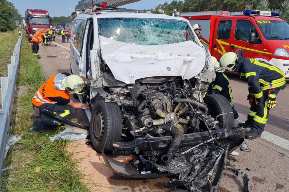 Unfall A2: Kleintransporter gerät unter Lkw: Zwei Schwerverletzte