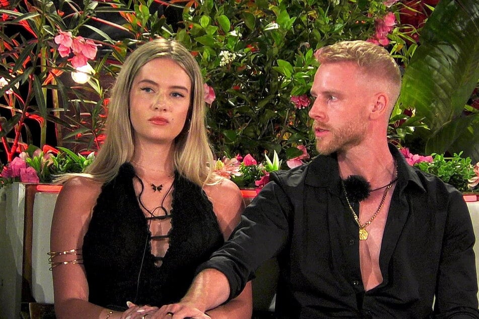 Greta (26, l.) lebt in Singapur. Für sie war "Love Island VIP" eine Chance, Rafael (32, r.) näherzukommen. Das hat sich nun erledigt.