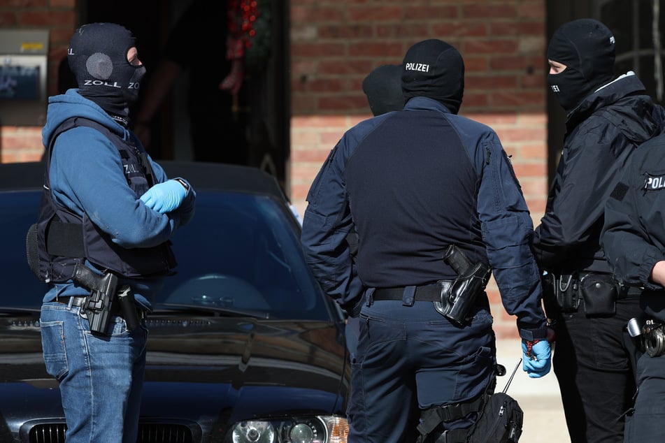 Mehr als 16 Polizisten waren im Einsatz, um die Wohnungen zu durchsuchen. (Symbolbild)