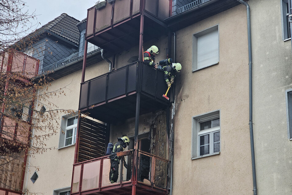 Balkon geht in Flammen auf: Feuerwehr sieht Brand schon bei Anfahrt