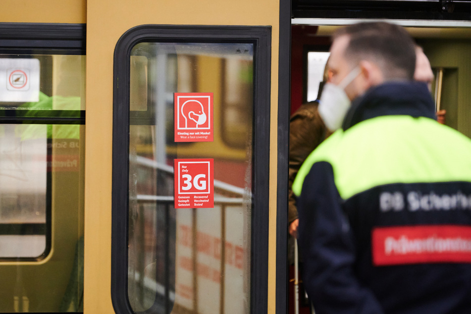 "3G" steht auf der Tür einer S-Bahn am Bahnhof Zoo, während Mitarbeiter der DB-Sicherheit auf dem Bahnsteig stehen.