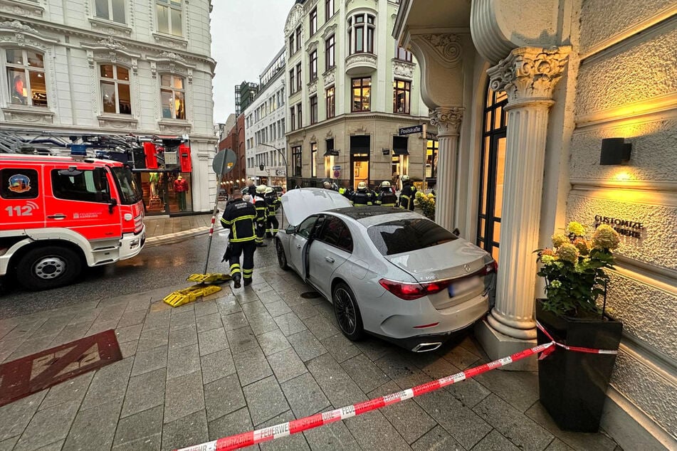 Der Mercedes krachte in zwei Geschäfte.
