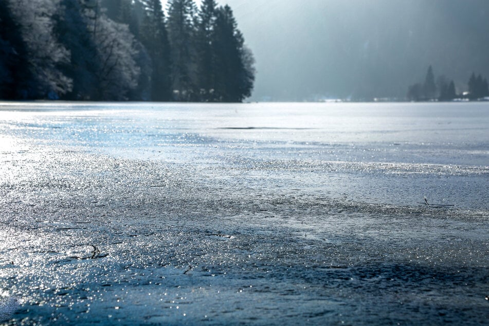 Zugefrorene Flächen sehen oft harmlos aus, können aber jederzeit einbrechen. Besonders Kinder und Jugendliche werden derzeit immer wieder auf dem Eis beobachtet. (Symbolbild)