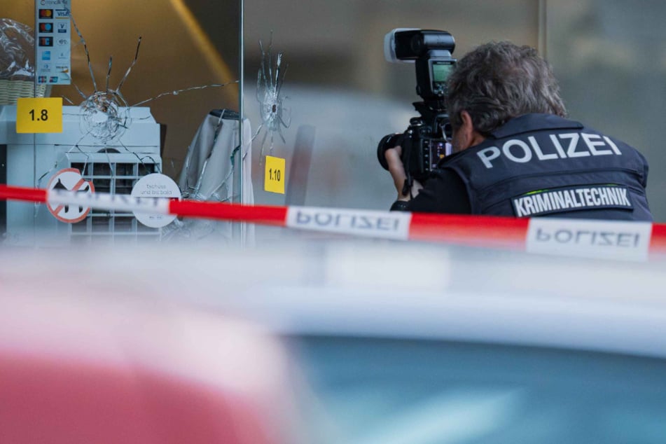 Mehrere Projektile hatten das Schaufenster des Imbisslandes getroffen.