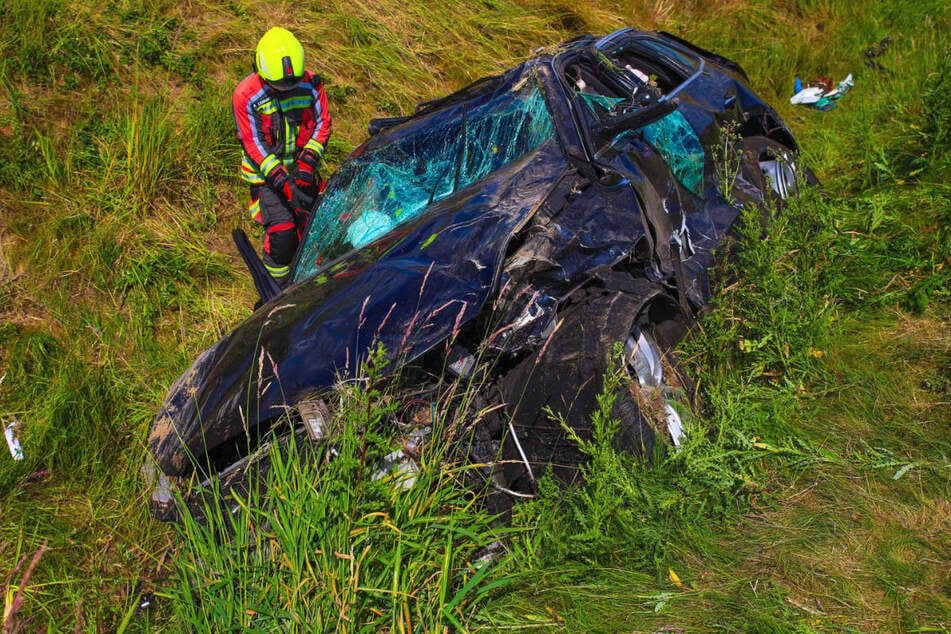 In dem zerstörten Audi haben sich zwei Insassen befunden, die beide ins Krankenhaus gebracht werden mussten.