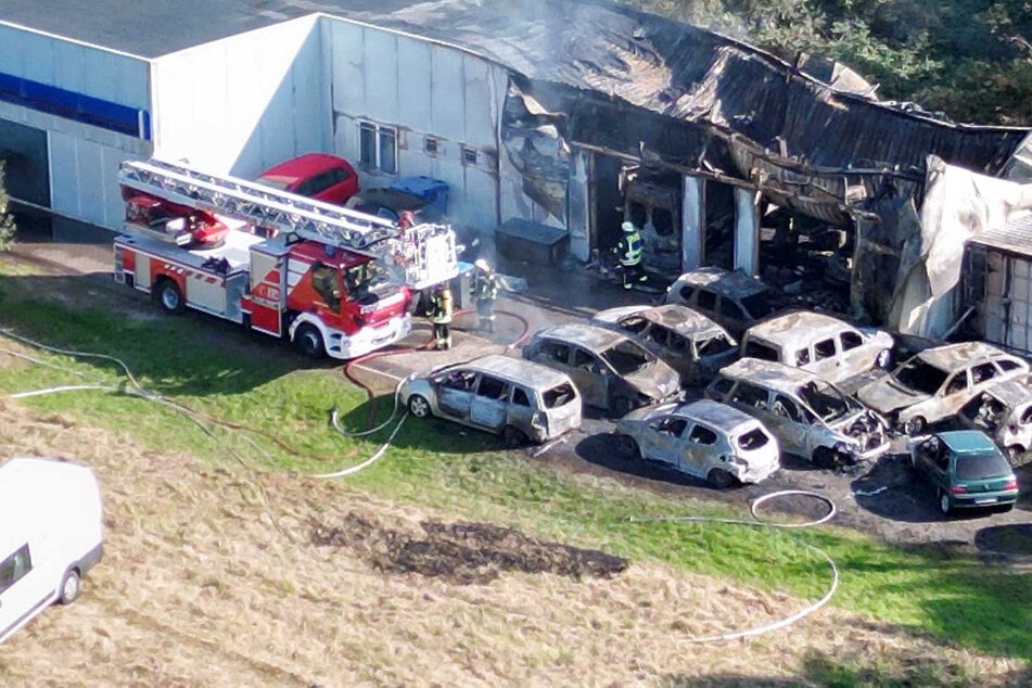 Autohaus steht in Vollbrand! Schaden in Millionenhöhe: War es fahrlässige Brandstiftung?