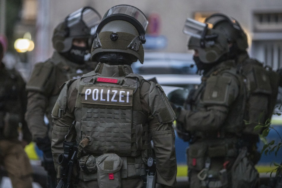 SEK-Polizisten bereiten sich auf die Stürmung der Wohnung vor.