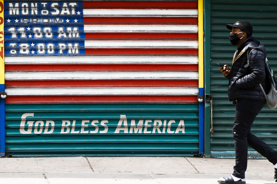 "Gott schütze Amerika" steht auf einer geschlossenen Ladentür in Philadelphia.