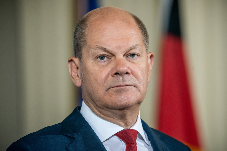 Olaf Scholz (SPD), Bundesfinanzminister, sitzt auf einer Pressekonferenz zum Konjunkturprogramm im Rahmen der Corona-Hilfen.