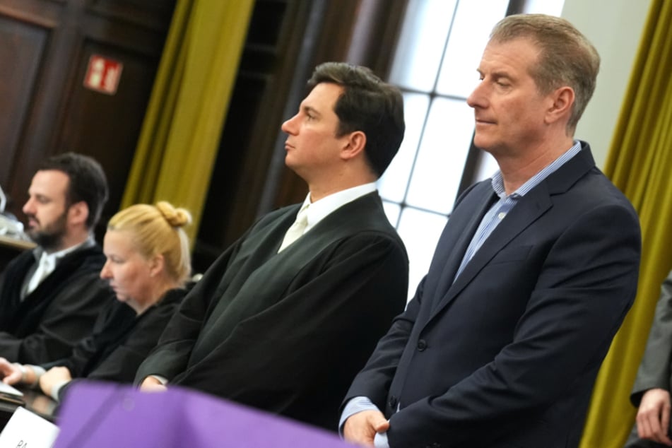 Nebenklagevertreter Philip von der Meden (2.v.r.) neben seinem Mandanten Stephan Hensel (52, r.) in Saal 237 des Landgerichts.