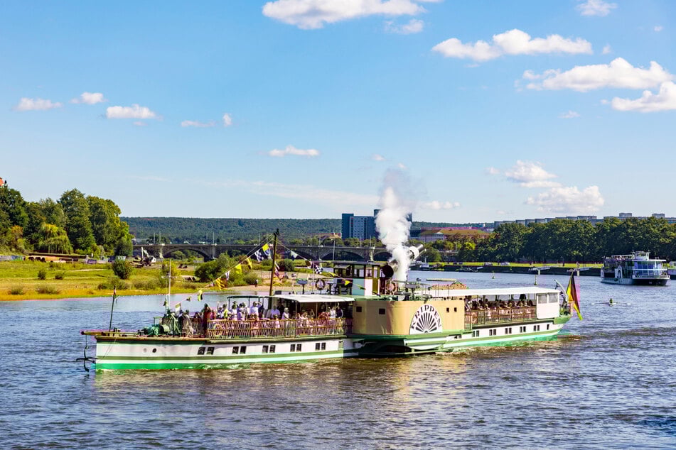 Auf der Weißen Flotte wird mit bayrischer Musik für ordentlich Stimmung gesorgt.