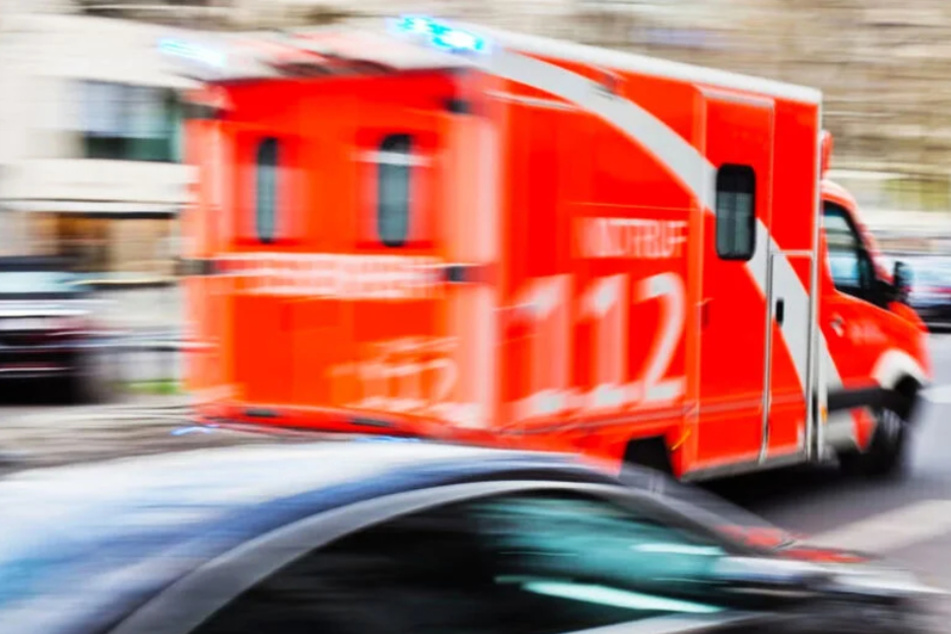 Schwerer Unfall bei Zwickau: Mann von eigenem Traktor überrollt