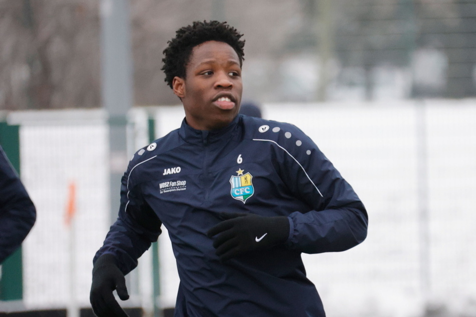 Der erst 19-jährige Angreifer Benjika Caciel hofft auf einen Vertrag beim Regionalligisten Chemnitzer FC.