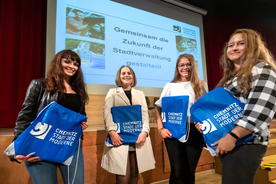 Stella König (18, v.l.), Sarina Sehrer (19), Lena Gränitz (18) und Alea Glage (19) freuen sich auf die Ausbildung und über ein Willkommenspäckchen der Stadt.