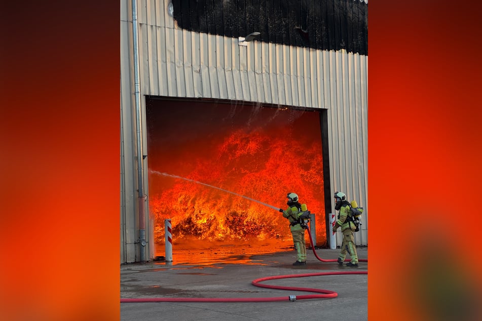 Einsatzkräfte löschten ein Feuer in einer Lagerhalle voll mit Müll.