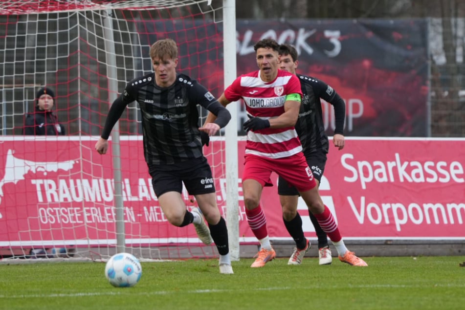CFC-Verteidiger Johannes Pistol ist vor Soufian Benyamina, der in der ersten Halbzeit ein Abseitstor erzielte, am Ball.
