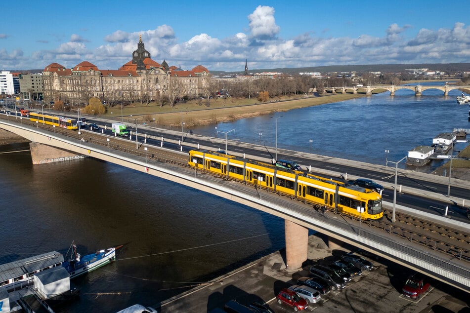Die alte Carolabrücke hatte vier Autospuren. Wie viele sollen es beim Neubau werden?