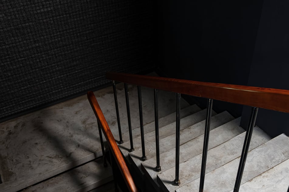 An der Kellertreppe des Jugendclubs in Oderwitz wurde in der Nacht zum 26. April ein Schwerverletzter (21) entdeckt. (Symbolfoto)