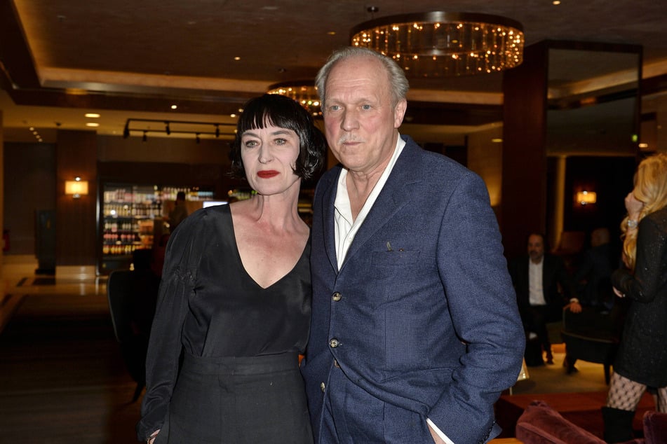 Ulrich Tukur (68) und seine Frau Katharina John (55) wohnen in einem italienischen Bergdorf, dort passierte das Unglück.