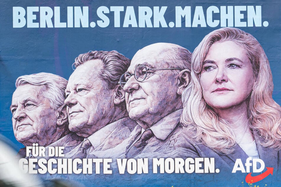 Das AfD-Wahlplakat zeigt Spitzenkandidatin Kristin Brinker (54) in einer Reihe mit großen Berliner Bürgermeistern.
