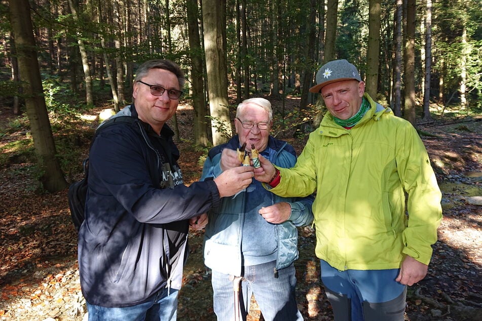 Helfer Michael Teuchert, Michael Hillig (77) und Nachfolger Enrico Nestler (42, v.l.) stoßen auf den Erhalt der Wasserräder im Sternmühlental an.