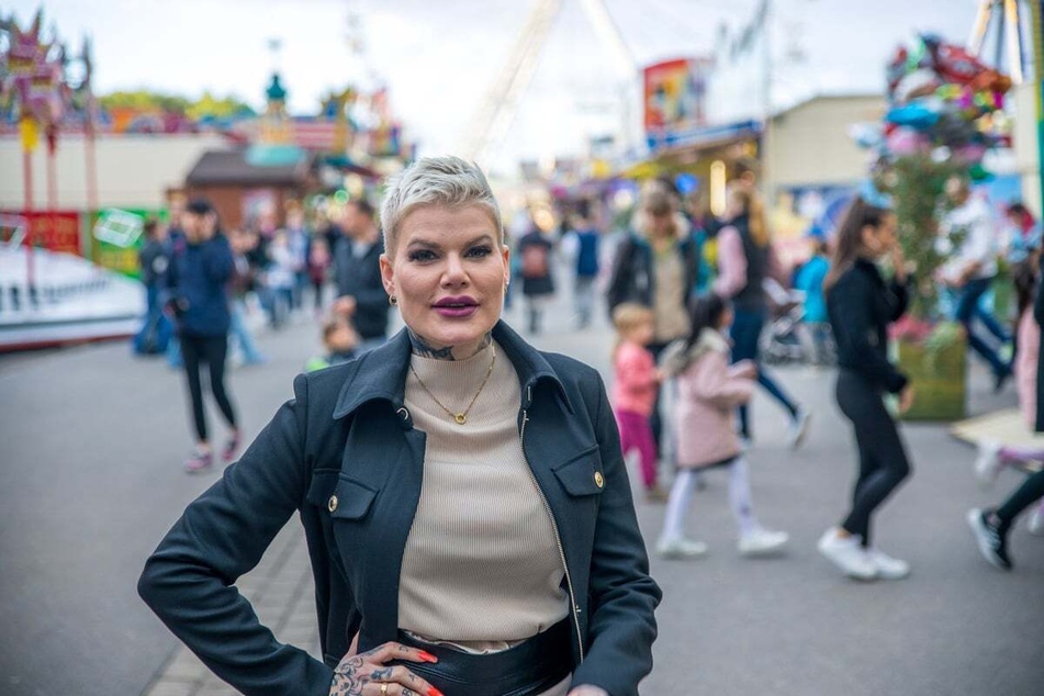 Melanie Müller (36) steht ab Dienstag in Leipzig vor Gericht. Die Vorwürfe: Verwenden von Kennzeichen verfassungswidriger und terroristischer Organisationen sowie Drogenbesitz.