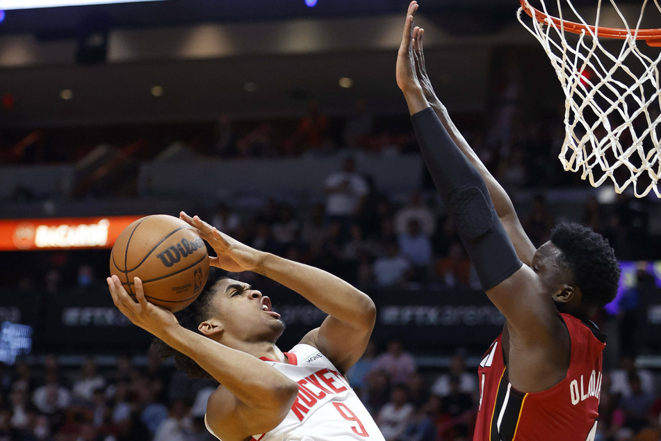 Victor Oladipo (r.) returned for the first time since April last year for the Miami Heat.