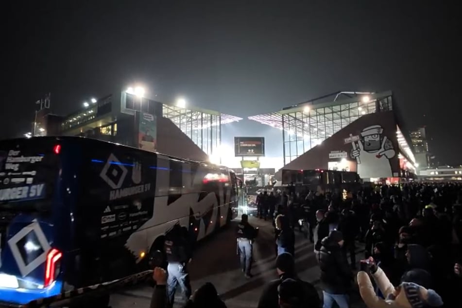 Auch der Mannschaftsbus des Stadtkonkurrenten ist angekommen.