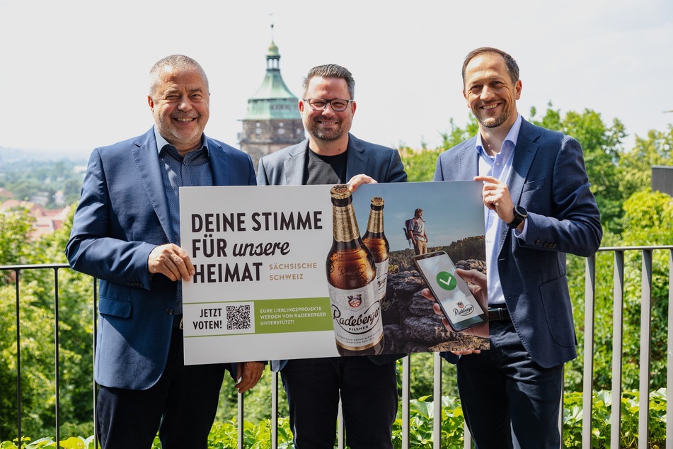 Landrat Michael Geisler (v.l.), Brauerei-Sprecher Hendrick Wagner und Thomas Kunack vom Verein der Freunde des Nationalparks verkünden die Begünstigten.