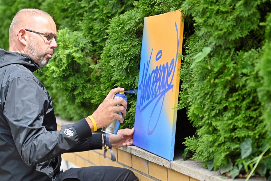 Sebastian Girbig (49) alias Slider sprayt neue Bilder für das Restaurant "Stresa" in Striesen.