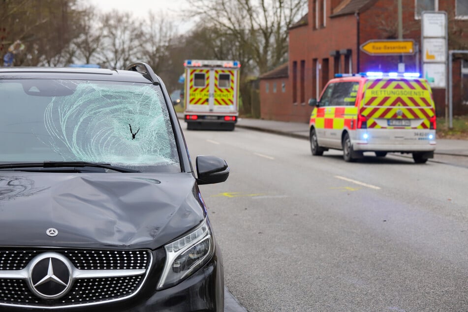 Der Leichenwagen war nach dem Unfall nicht mehr verkehrstauglich und musste abgeschleppt werden.