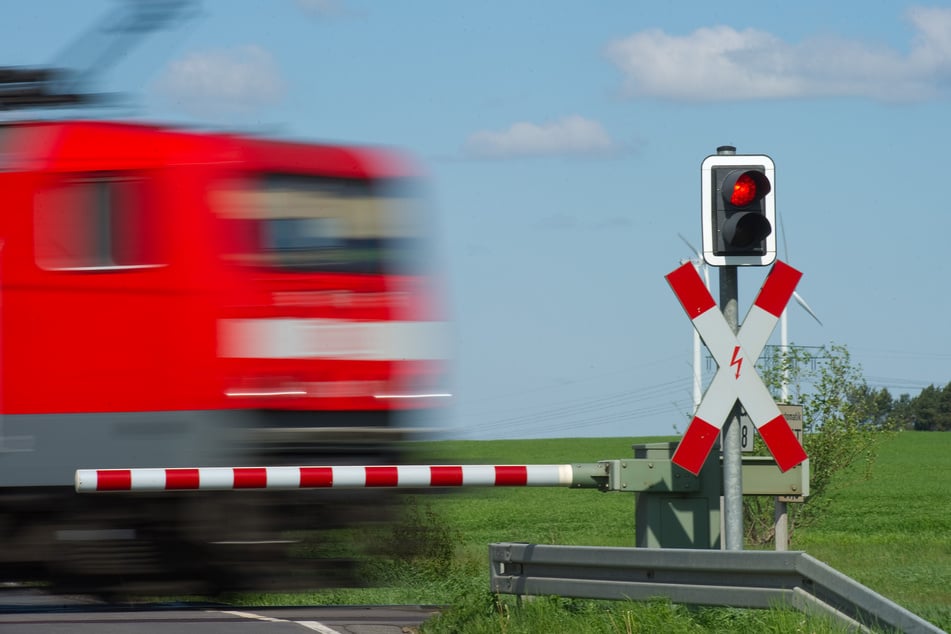 In einem Zug in der Oberpfalz musste die Polizei anrücken. (Symbolbild)